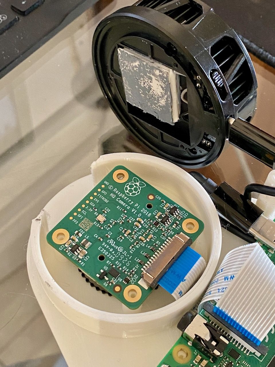 Arrière du circuit imprimé de la caméra, avant pose de l’interface thermique.
