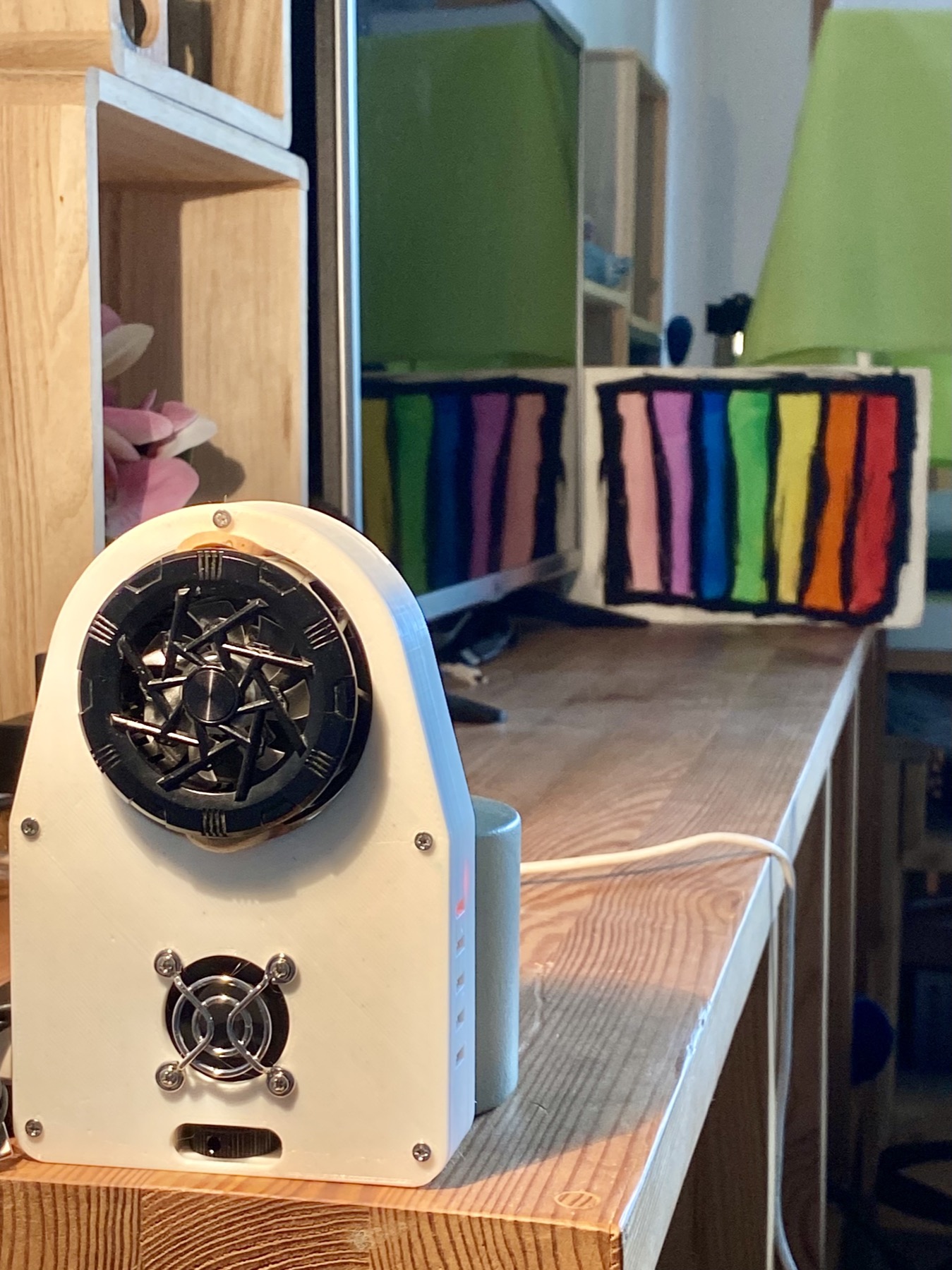 Caméra PiNox orientée vers une mire colorée artisanale utilisée pendant la mise au point de l’ISP.