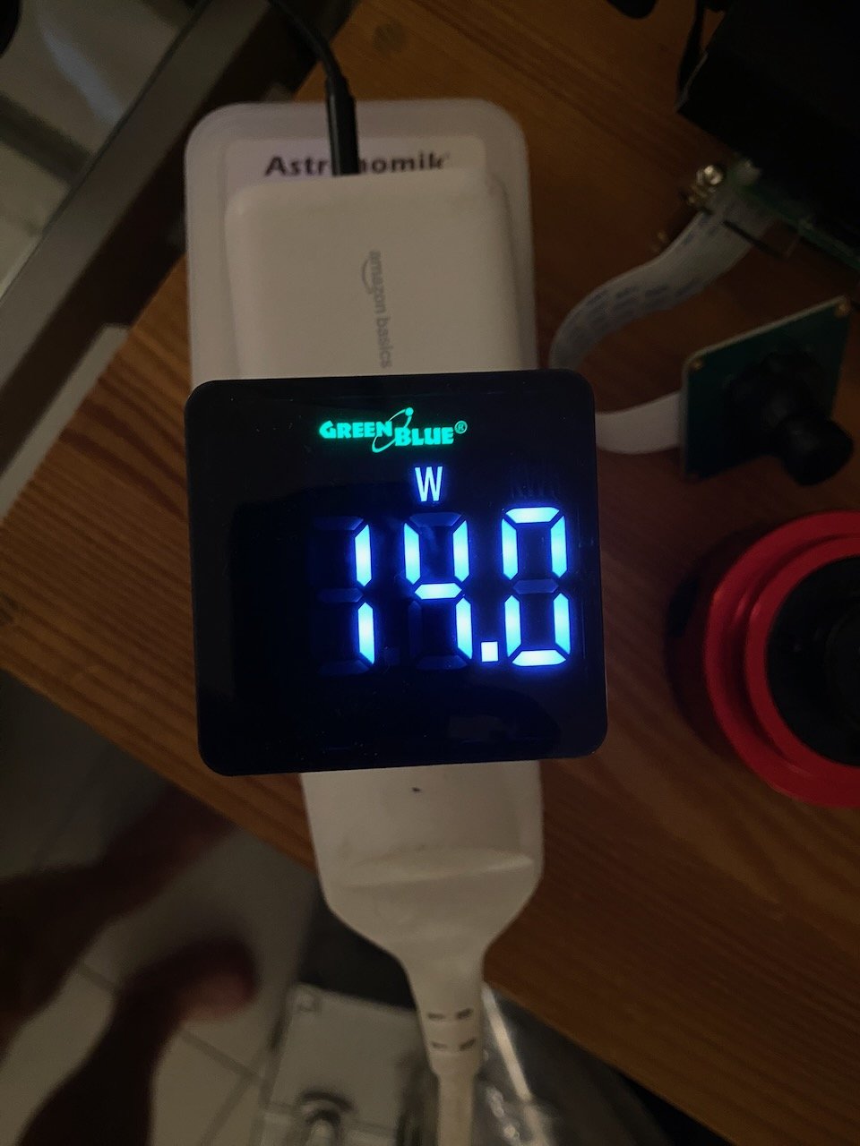 Wattmètre affichant 14,0 W pour le Pi et le refroidisseur à puissance maximale.