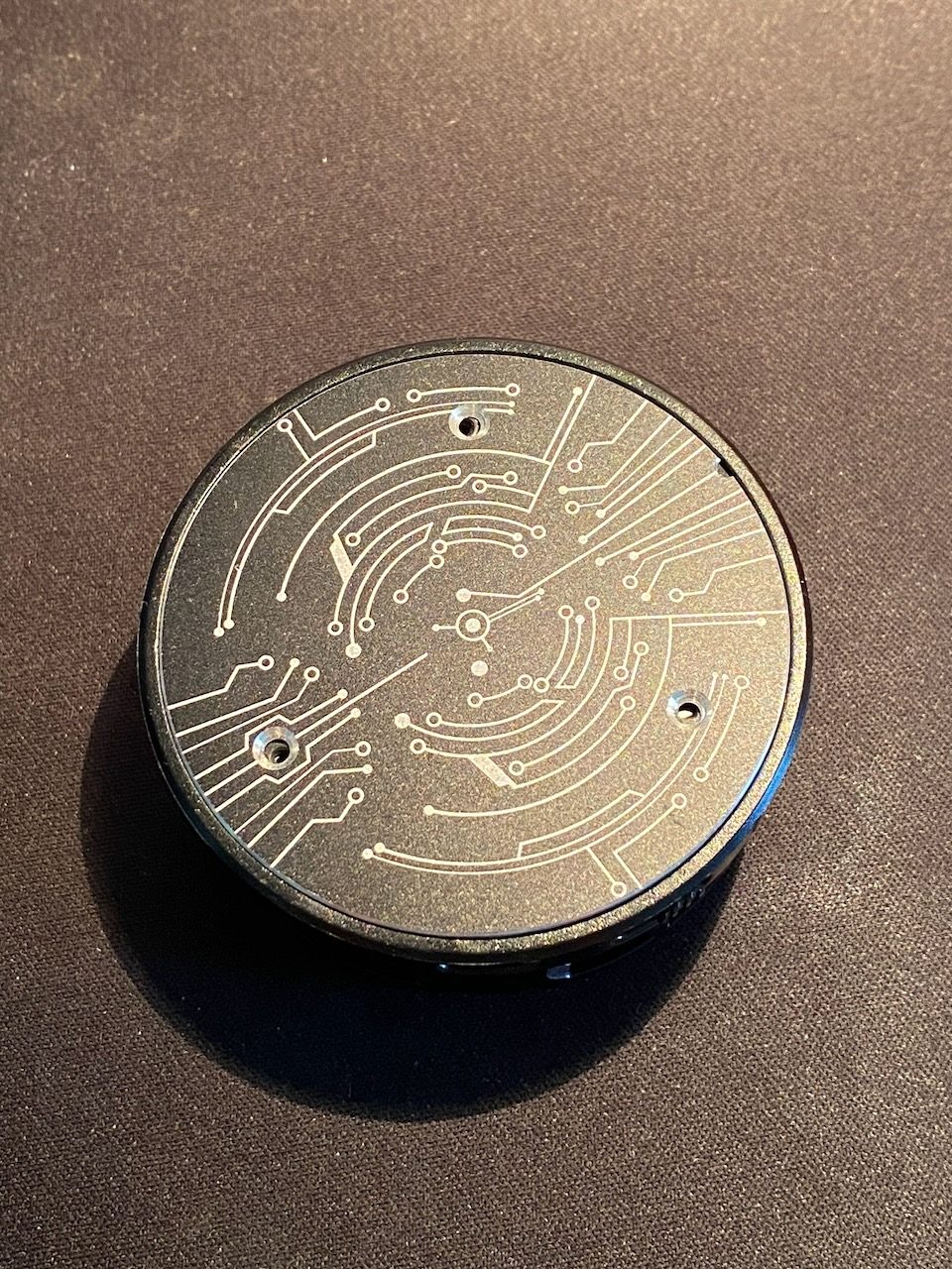 Surface ronde initialement prévue pour toucher le téléphone.